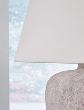 Load image into Gallery viewer, Danry Table Lamp
